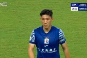 无法坚持！朱辰杰争顶头球时受伤，第32分钟被替换下场