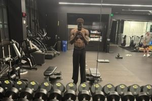 身材不错💪🏾艾顿在湖人训练馆自拍 展示上半身肌肉线条