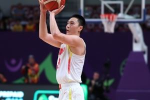 完美调整！胡明轩上半场5中4得10分 三分2中2