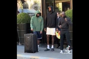 气质太特别！杜兰特现身巴黎街头 上身连帽衫下身短裤 手拿球鞋