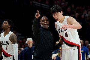 小杨打服美网友：他是中国约基奇！开拓者未来超巨！当代世界屋脊