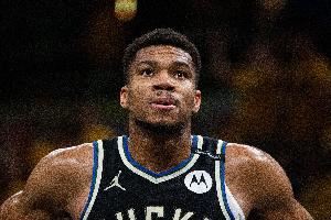 迈尔斯-特纳：字母哥太不可思议了 很高兴现在和他是同一个队的