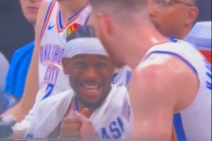 SGA&哈滕提前下班后握手嬉笑 前者3节打卡无缘31分 后者无缘30+20 SGA&哈滕提前下班后握手嬉笑 前者3节打卡无缘31分 后者无缘30+20