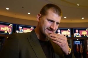 戈登今天的扣篮如何?约基奇不解:我不记得他扣篮了 啥时候啊? 戈登今天的扣篮如何?约基奇不解:我不记得他扣篮了 啥时候啊?