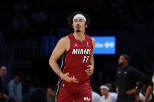 稳定输出！哈克斯半场8中4拿到11分2助 得分全队最高