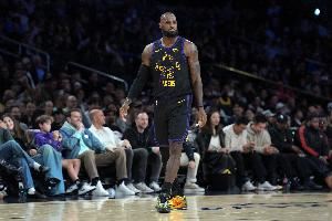 雷迪克：詹姆斯首秀后可能有些肌肉酸痛 今天全程参与了训练