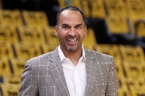 湖人解除巴斯兄弟职务！媒体人：这是要给哈里森腾地方？